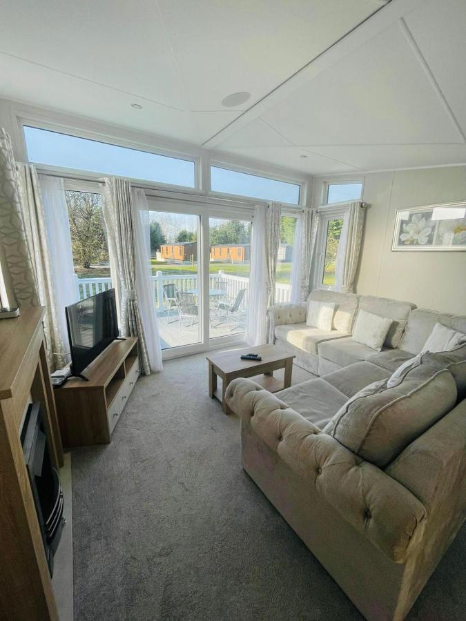 Brians Lodge With Hot Tub Pocklington Exterior foto