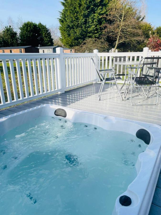 Brians Lodge With Hot Tub Pocklington Exterior foto
